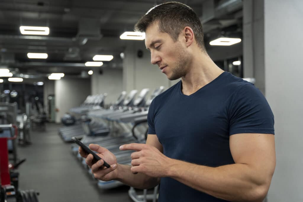 adulto joven haciendo deporte de interior en el gimnasio
