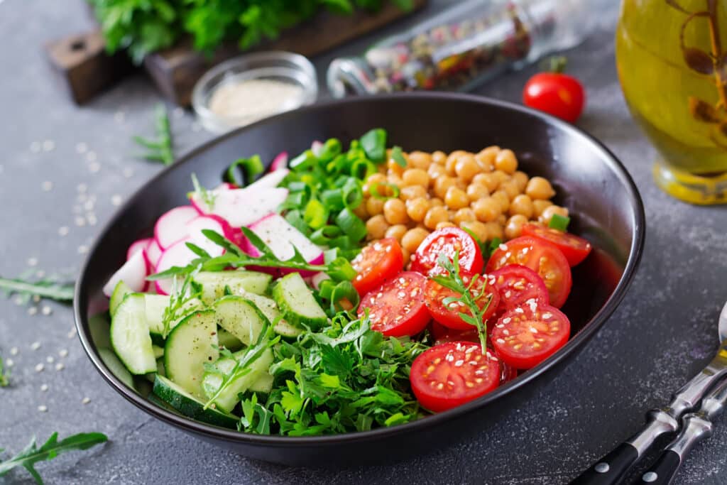 ensalada de garbanzos tomates pepinos rabanos y verduras comida dietetica tazon de buda ensalada vegana