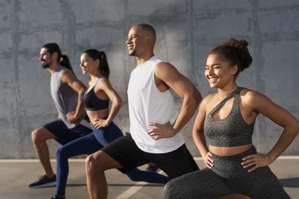 Dolor Lumbar: Cómo Prevenirlo y Eliminarlo con Ejercicio 1 grupo de personas haciendo ejercicio juntos al aire libre