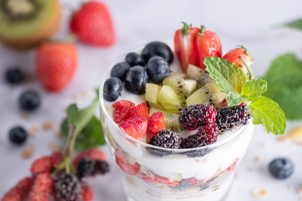 muesli casero tazon de granola de avena con yogur arandanos frescos moras fresas kiwi menta y nueces para un desayuno saludable copie el espacio concepto de desayuno saludable comer limpio