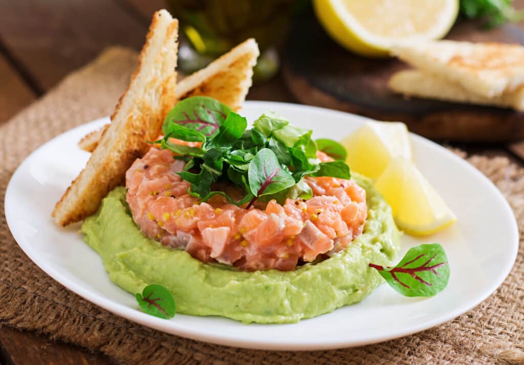 tartar de salmon con mousse de aguacate